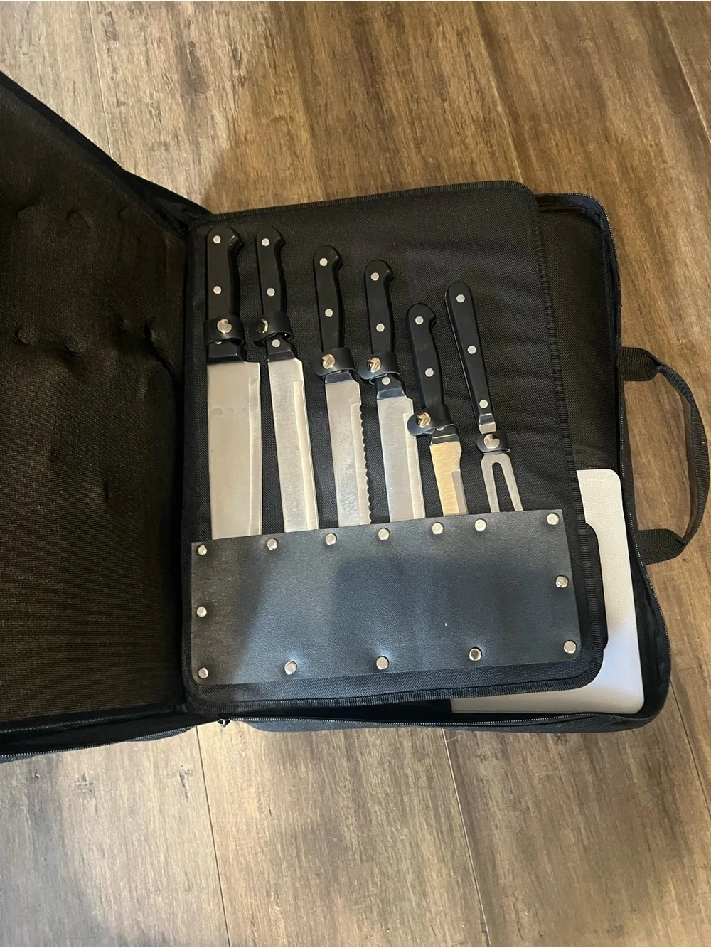 28 piece MOUNTAIN QUEST stainless utensil knife picnic camping set with case